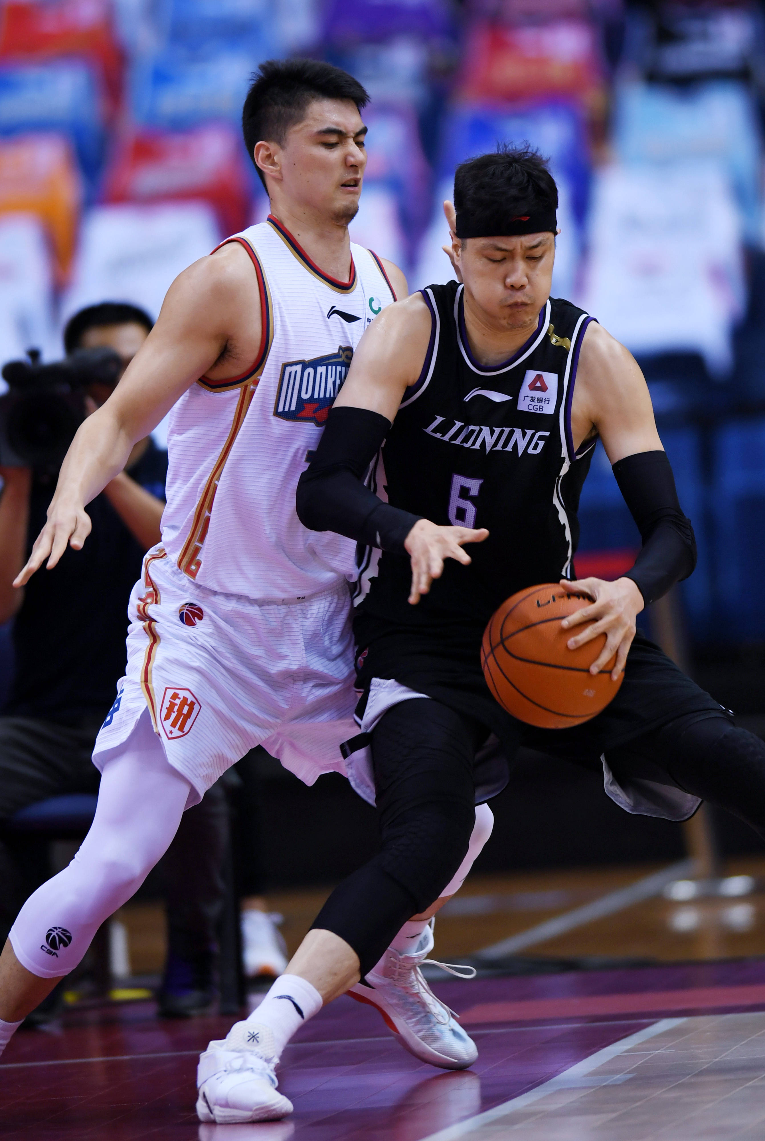 体育女排联赛：山东日照钢铁女排3-0横扫四川女排 豪取三连胜